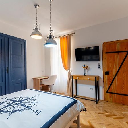 Luxurious Apartment In Old Town - Ultra Central Brasov Exterior photo