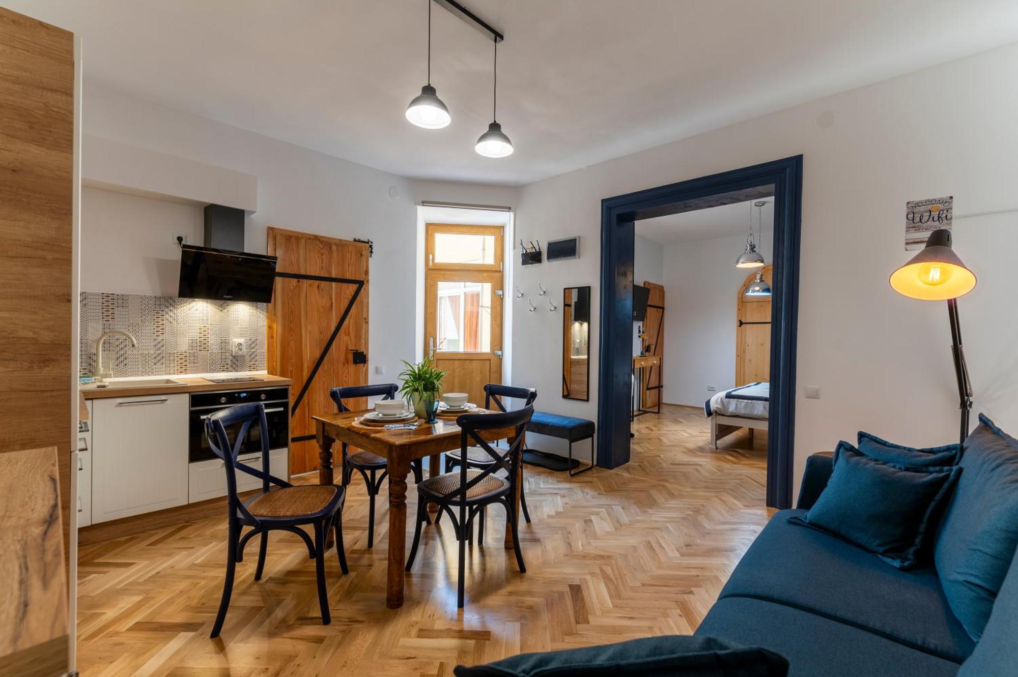 Luxurious Apartment In Old Town - Ultra Central Brasov Exterior photo